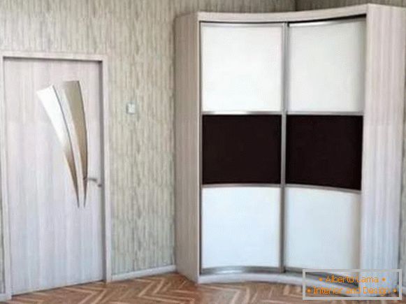Rohová šatní skříň v ložnici se dvěma poloměrnými dveřmi