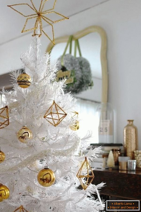 Vánoční strom se zlatými hračky
