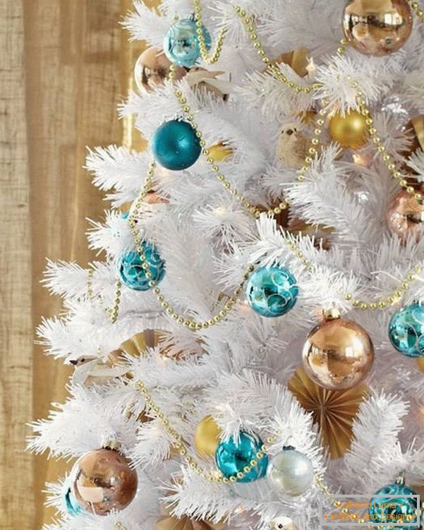Vánoční strom se zlatými a modrými hračky