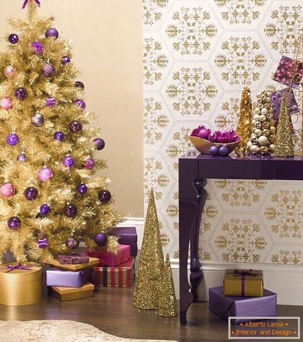 Vánoční ozdoby ve zlatých a fialových odstínech