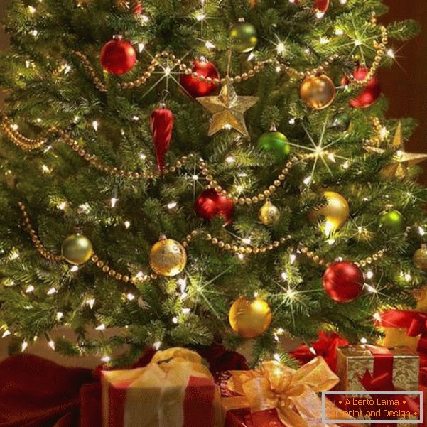 Červené a zlaté koule na zeleném vánočním stromku