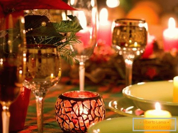 Krásné brýle a svíčky v dekoraci nového roku