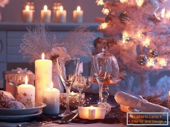 Krásný novoroční stůl - fotka pro inspiraci s dekoracemi