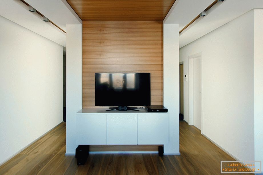 Velký černý televizor na bílém stole v obývacím pokoji