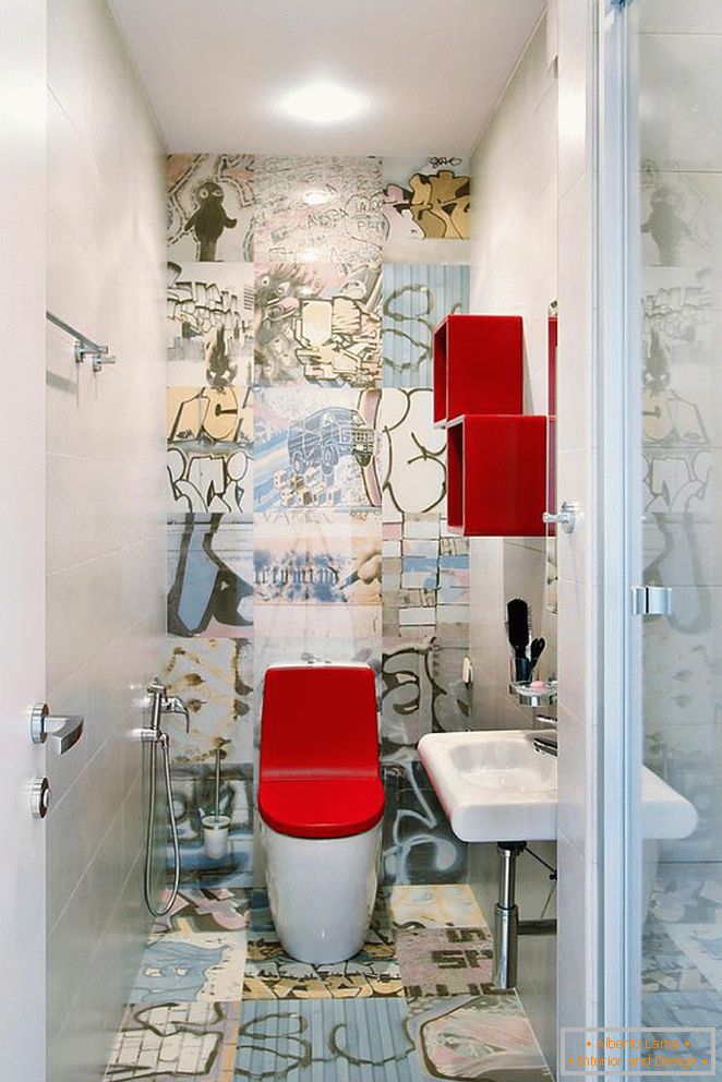 WC s jasně červeným víkem v extravagantně vyzdobené toaletě