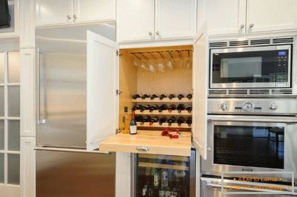 Vysouvací mini bar v kuchyňském designu