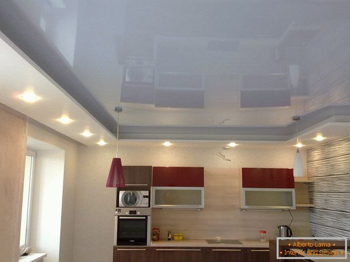 Dvouúrovňový úsek stropu s rozložením po obvodu místnosti je nový trendový trend.