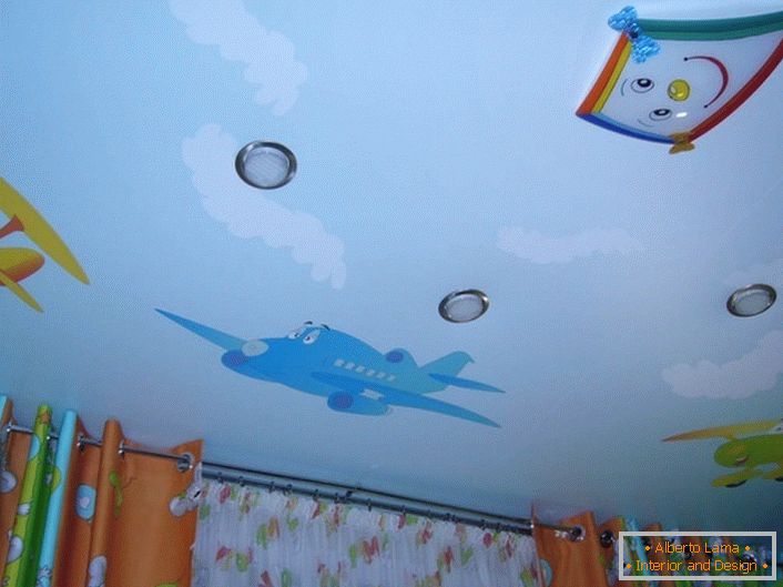 Zábavné stropní stropy s kreslenými letadly. Děti se budou líbit.