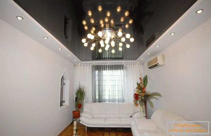 Černý lesk stropu podtrhuje jemný interiér obývacího pokoje.