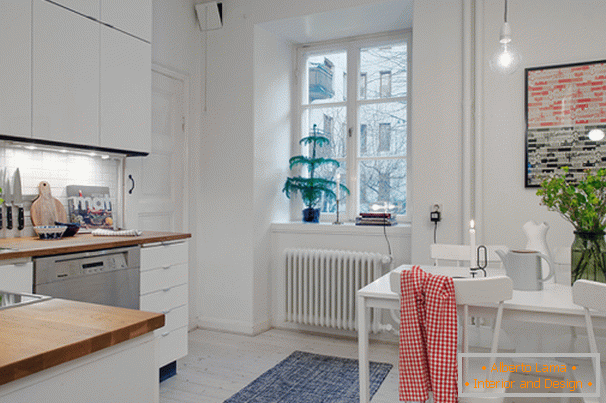 Kuchyň s jídelním koutem malého bytu ve skandinávském stylu