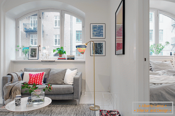 Obývací pokoj a ložnice malého bytu ve skandinávském stylu