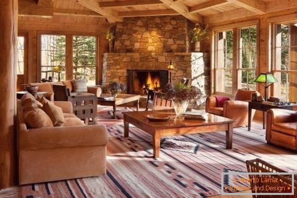 velký koberec v interiéru je dřevo