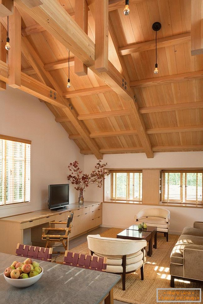 Interiér malého dřevěného domu - гостиная
