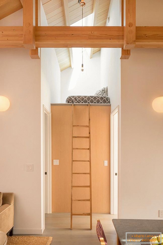 Interiér malého dřevěného domu - второй уровень