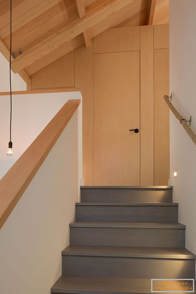 Interiér malého dřevěného domu - лестница
