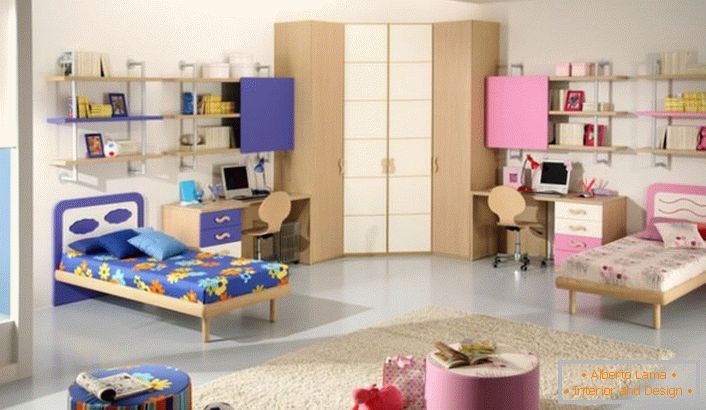 Dětský pokoj je vyzdoben v modrých a růžových barvách. Ideální design místností pro dívku a kluka.