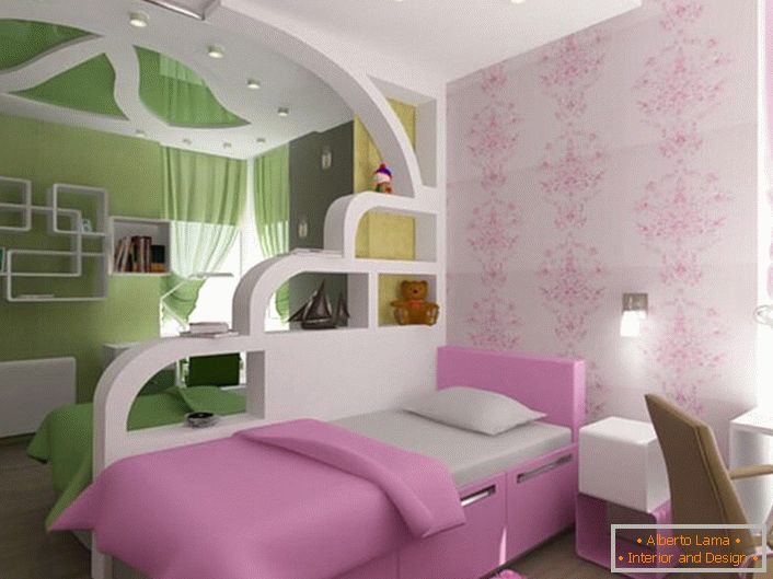 Dětský pokoj pro bratra a sestru je rozdělen na dvě zóny pomocí dekorativní stěny ze sádrokartonu. 