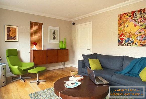Obývací pokoj v retro stylu s jasným dekorem