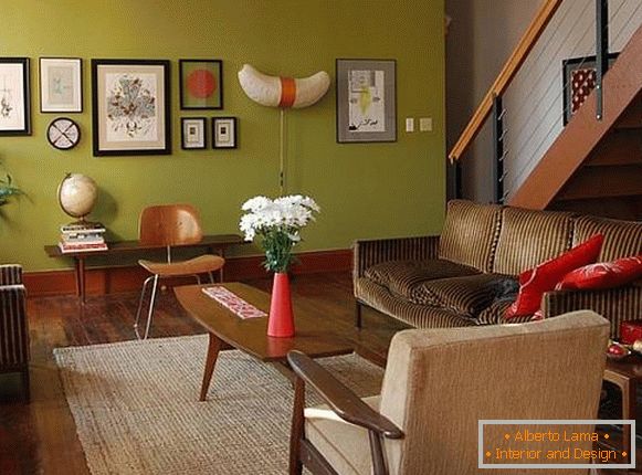 Zelená tapeta a hnědý nábytek v interiéru