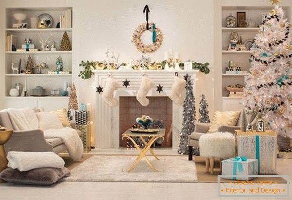 Bílý vánoční strom a krásné dekorace