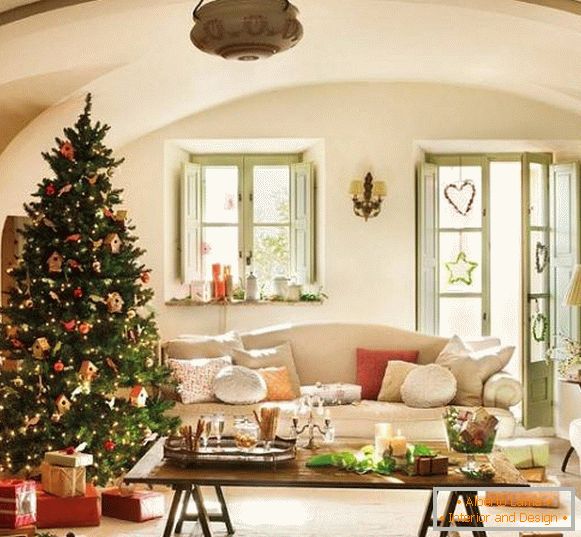 Vánoční strom s domácí dekorací