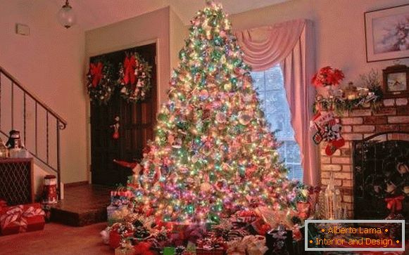 Velký krásný vánoční strom