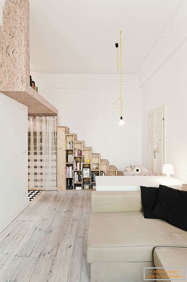 Obývací pokoj z dvoupodlažního studiového bytu v Polsku