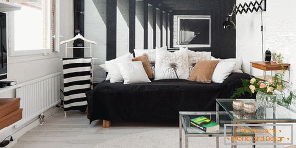 Obývací pokoj v černé a bílé barvě