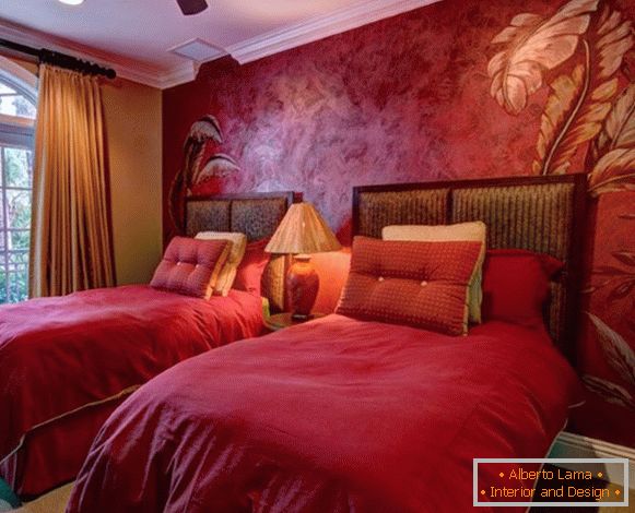 Červená benátská štuková fotografie ve vnitřku ložnice
