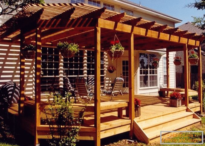 Dřevěná veranda připevněná k domu