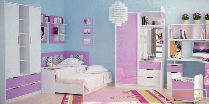 Bledě růžová v kombinaci s bílou barvou je vhodná pro zdobení modulárního nábytku pro mladou dámu. Dokončení stěn modré barvy se příznivě zaměřuje na nábytek.