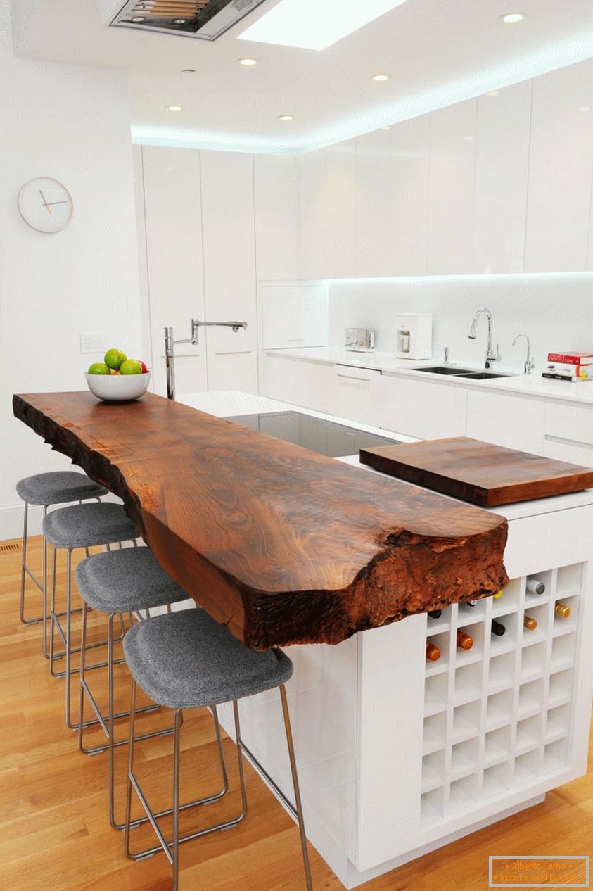 Moderní kuchyně v bílé barvě s dřevěnou špičkou