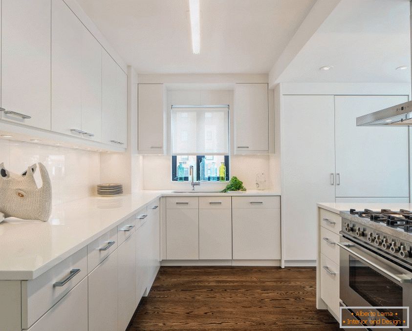 Moderní kuchyně v bílých tónech s tmavou podlahou a dokonale bílým stropem