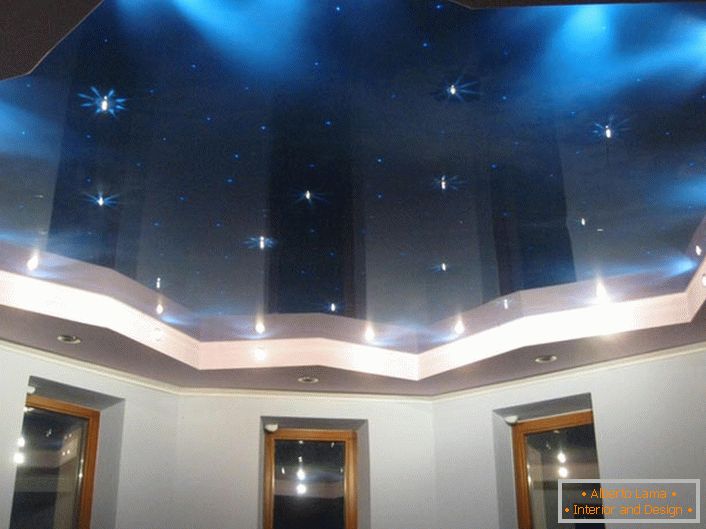 Stretch strop s imitací hvězdné oblohy - kreativní návrh řešení pro návrh ložnice nebo dětské místnosti.