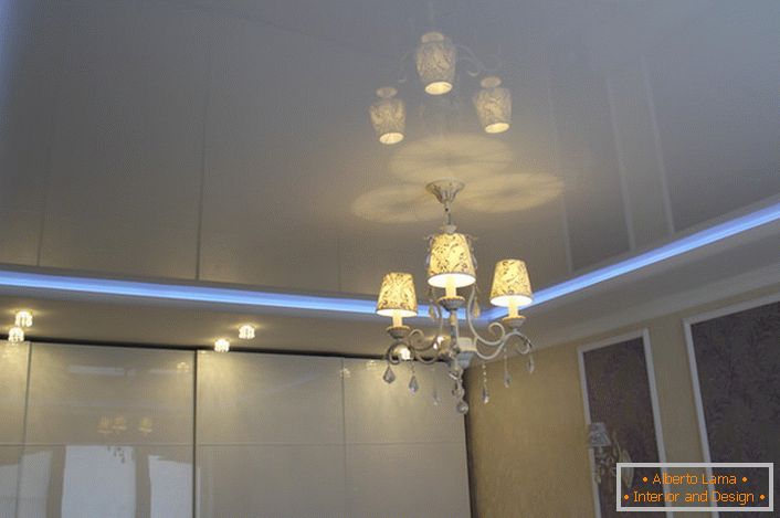 Neonový pás, který dělí vrstvy stropního stropu, - neobvyklé a velkolepé osvětlení místnosti.