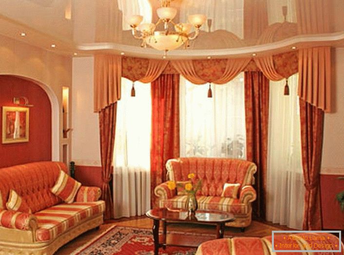 Luxusní obývací pokoj s protáhlými stropy. Skvělý příklad správně zvoleného osvětlení.