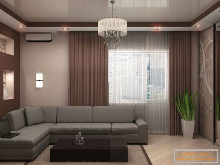 Šedo-béžový strop ve dvou vrstvách organicky zapadá do stylové místnosti pro hosty.