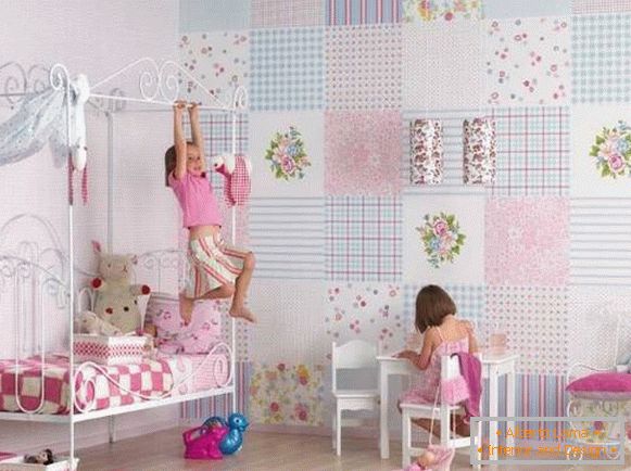 Krásná tapeta v dětském pokoji pro dívky - fotografie v interiéru