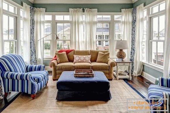 Různé vzory a barvy záclon v obývacím pokoji