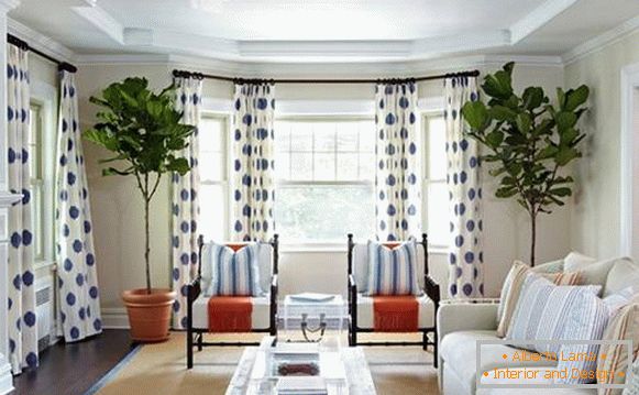 Bílé závěsy s modrým vzorem v obývacím pokoji