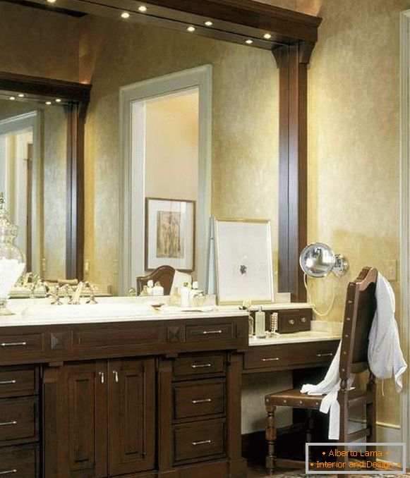 Vestavěné světlo nad zrcadlem v koupelně