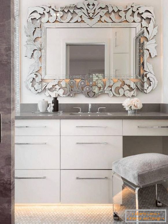 Dekorativní zrcadlo v koupelnovém fotografickém designu