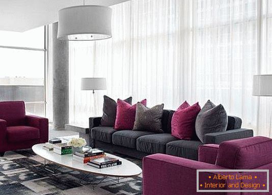 Moderní obývací pokoj s purpurovým přízvukem