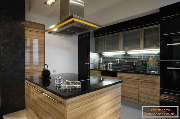 Kuchyně v minimalistickém stylu jsou atraktivní s řádným plánováním. Charakteristickým rysem stylu je umístění pracovní plochy kuchyně uprostřed místnosti.