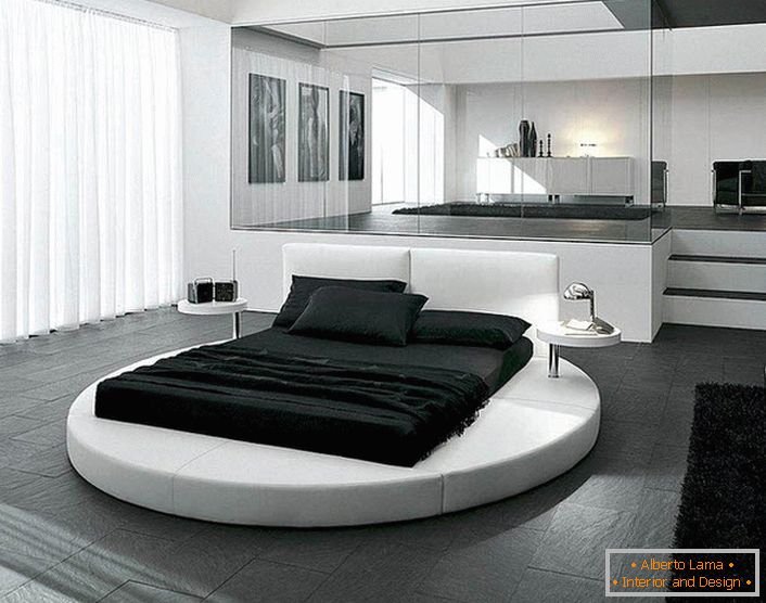 Návrh ložnice ve stylu minimalismu je zdůrazněn náležitě vybraným nábytkem. Zajímavým detailem interiéru je kulaté lůžko.