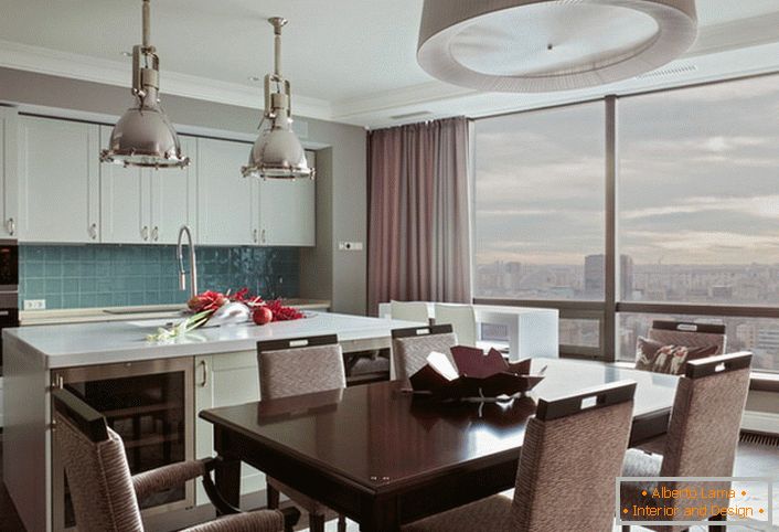 Panoramatická okna - ideální volba pro kuchyně ve stylu eklektiky. Dostatečné přirozené osvětlení činí pokoj světlým a vzdušným.