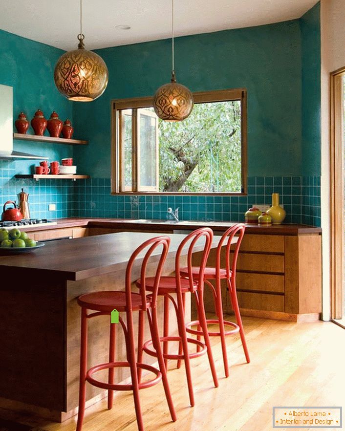 Tyrkysová dekorace v kuchyni dělá prostor prostornější. Laconický, skromný nábytek se bez problémů zapojí do celkového interiéru ve stylu eklektiky.