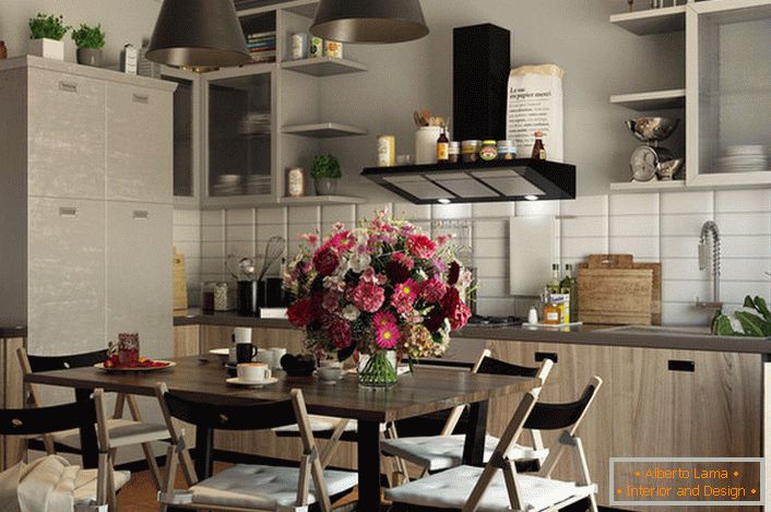 Kuchyňský prostor je vyzdoben v eklektickém stylu. Jednoduchost a skromnost sady nábytku doplňuje kompozice z květin.