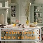 Interiér kuchyně v domě ve stylu Provence