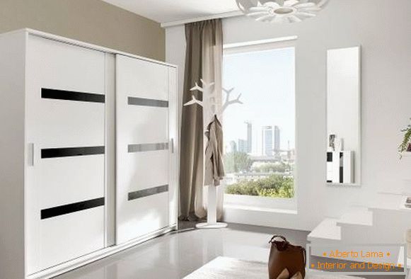 Moderní design šatních skříní na chodbě v bílé barvě
